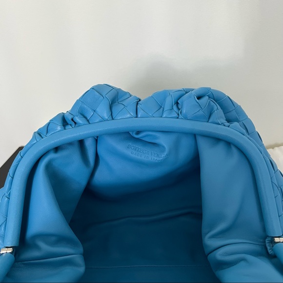 4️⃣0️⃣0️⃣0️⃣ Bottega Veneta Blue Intrecciato Large Pouch - Picture 10 of 14